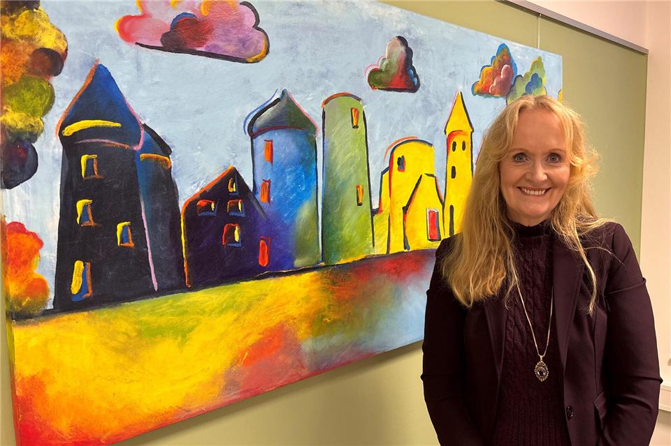 Mechtild Schulze Hessing in ihrem Büro. Hinter dem Schreibtisch hängt ein Bild mit der Borkener „Skyline“, gefertigt von Schülern der Neumühlenschule.