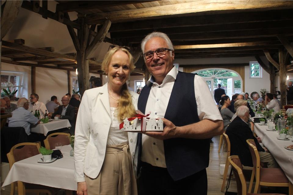 Mechtild Schulze Hessing überbrachte dem Heimatverein ihre Glückwünsche und ein Geschenk. 