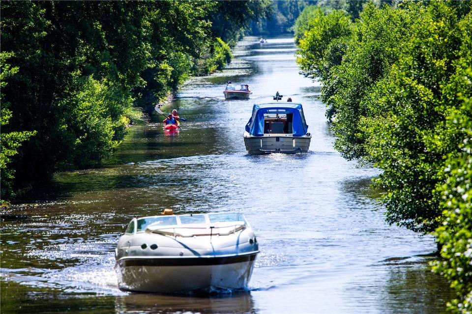 Mecklenburg-Vorpommern, Berlin und Brandenburg bieten viele Möglichkeiten für Freunde des Wassersports.Jens Büttner/dpa