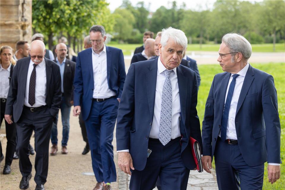 Mecklenburg-Vorpommern Innenstaatssekretär Wolfgang Schmülling (Zweiter von rechts) wehrt sich gegen den Vorwurf der Untreue. (Archivbild)  Michael Reichel/dpa