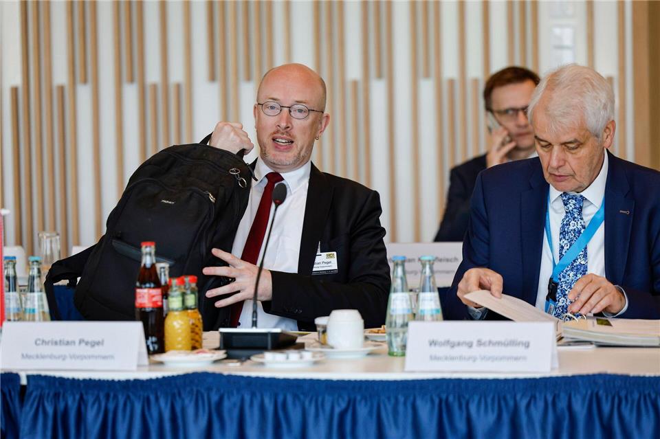 Mecklenburg-Vorpommern Innenstaatssekretär Wolfgang Schmülling (rechts) wehrt sich gegen den Vorwurf der Untreue. (Archivbild)  Daniel Löb/dpa