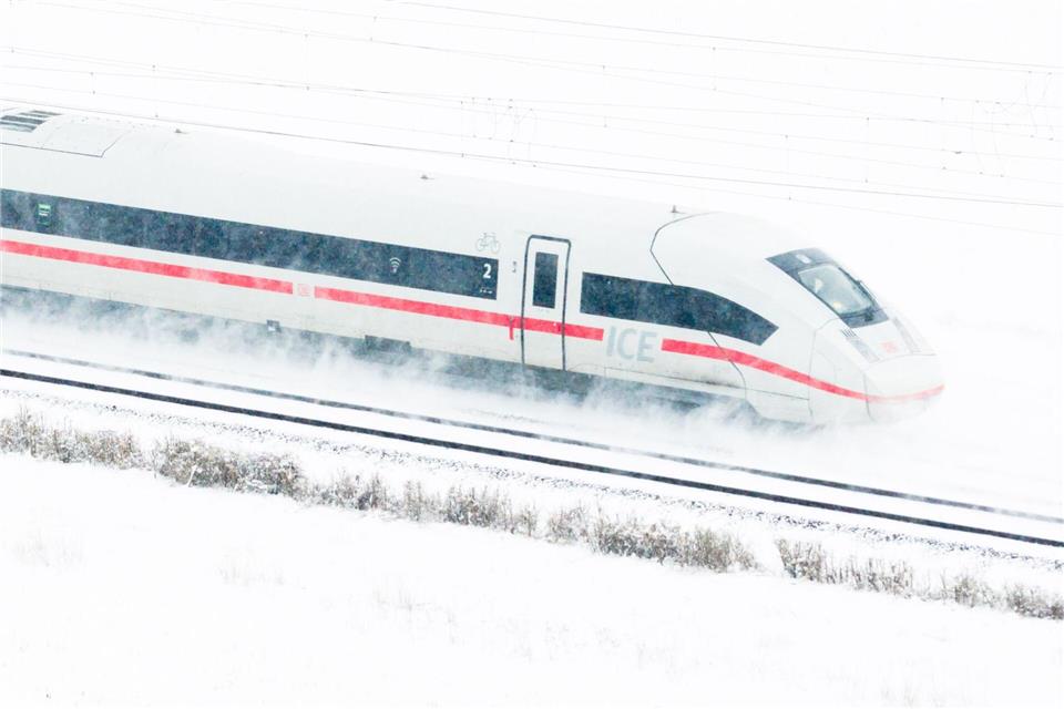 Mecklenburg-Vorpommern kämpft um die schnelle Bahnverbindung am frühen Morgen von Rostock über Schwerin nach Hamburg. (Symbolbild)Julian Stratenschulte/dpa