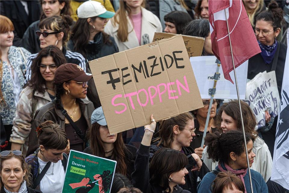 Mecklenburg-Vorpommern plant eine Bundesratsinitiative, um Femizide grundsätzlich als Mord einzustufen. (Archivbild)Markus Scholz/dpa