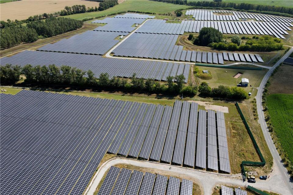 Mecklenburg-Vorpommern will ertragreiche Äcker nicht mehr mit Solaranlagen überbauen lassen. (Archivbild)Bernd Wüstneck/dpa