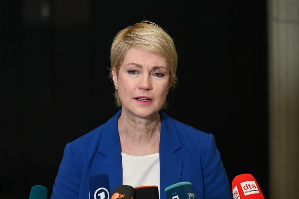Mecklenburg-Vorpommern wolle eine rasche Entlastung der Kunden an der Tankstelle, sagte Ministerpräsidentin Manuela Schwesig (SPD). (Archivbild)Soeren Stache/dpa