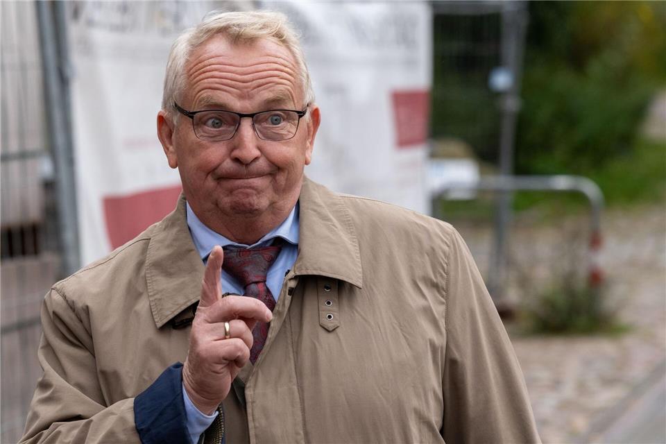 Mecklenburg-Vorpommerns Agrar- und Umweltminister Till Backhaus (SPD) droht eine Anklage, weil eine Wölfin gezielt getötet wurde. (Archivbild)Stefan Sauer/dpa