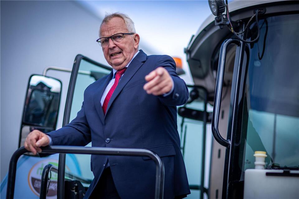 Mecklenburg-Vorpommerns Agrarminister Till Backhaus (SPD) zeigte sich mit dem Verlauf der Landwirtschaftsmesse MeLa zufrieden, an den Reformplänen für die EU-Agrarpolitik hat er aber einiges auszusetzen. (Archivbild)  Jens Büttner/dpa