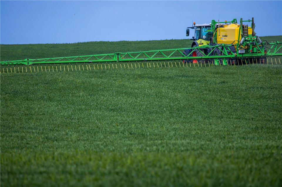 Mecklenburg-Vorpommerns Agrarminister Till Backhaus (SPD) hat die Düngelandesverordnung aufgehoben. (Archivbild)Jens Büttner/dpa