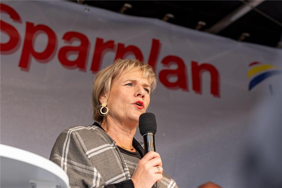 Mehr als 5.000 Menschen protestieren gegen Sozialkürzungen Mecklenburg-Vorpommerns Bildungsministerin Simone Oldenburg (Linke) sicherte ein weiterhin umfassendes Angebot in der Kinderbetreuung zu. Ulrich Perrey/dpa