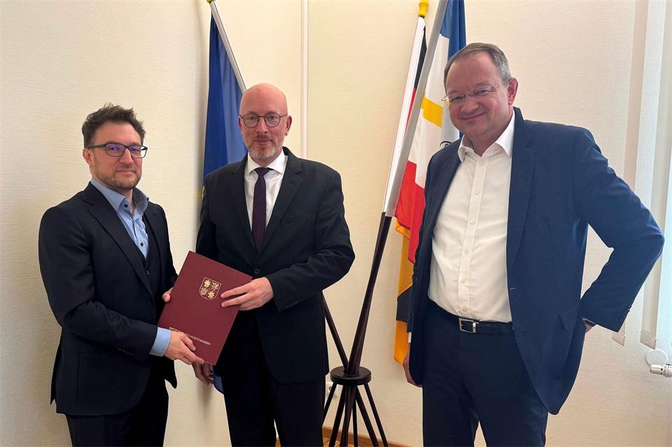Mecklenburg-Vorpommerns Innenminister Christian Pegel (M), der Leiter des Instituts für sichere mobile Kommunikation, Andreas Noack (l), und der Geschäftsführer der Gesellschaft für sichere Mobile Kommunikation, Björn Rupp (r), wollen ein großflächiges Drohnen-Lagebild erstellen.André Ballin/dpa