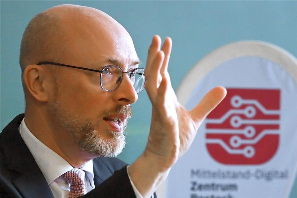 Mecklenburg-Vorpommerns Innenminister Christian Pegel (SPD) warnt vor Doppelstrukturen in Sachen Drohnenabwehr. (Archivbild)Stefan Sauer/dpa