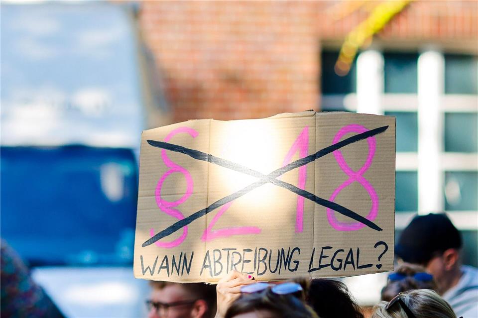 Vorstoß für Entkriminalisierung des Schwangerschaftsabbruchs Mecklenburg-Vorpommerns Justizministerin Jacqueline Bernhardt (Linke) will bei der Justizministerkonferenz am 6. und 7. November in Leipzig einen neuen Anlauf zur Entkriminalisierung von Schwangerschaftsabbrüchen starten. (Symbolbild)Frank Molter/dpa