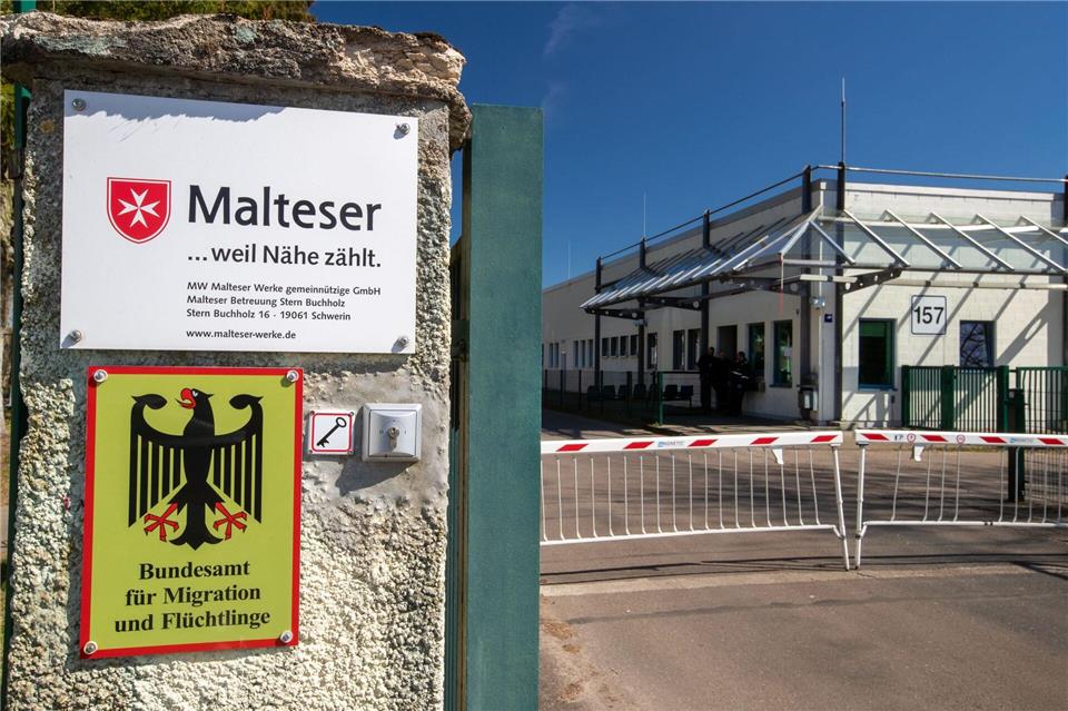 Mecklenburg-Vorpommerns Landesregierung stockt die Plätze in der Erstaufnahme-Einrichtung des Landes auf, obwohl die Zahl neuer Asylbewerber und Flüchtlinge zuletzt deutlich gesunken ist. (Archivbild)Jens Büttner/dpa-Zentralbild/dpa