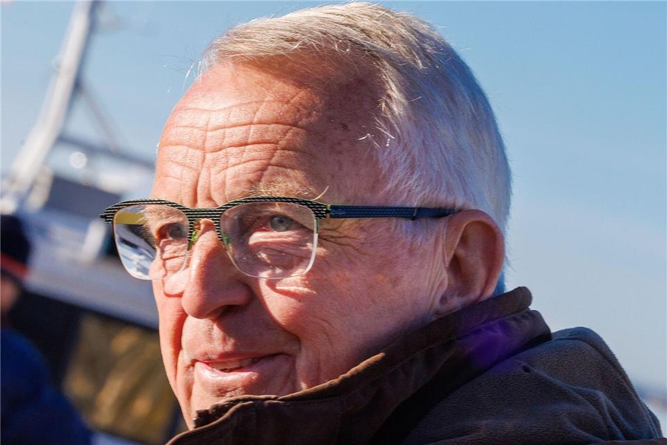 Mecklenburg-Vorpommerns Ministerpräsident Till Backhaus sieht sich nach dem Tod des Wales Kritik ausgesetzt.Jens Büttner/dpa