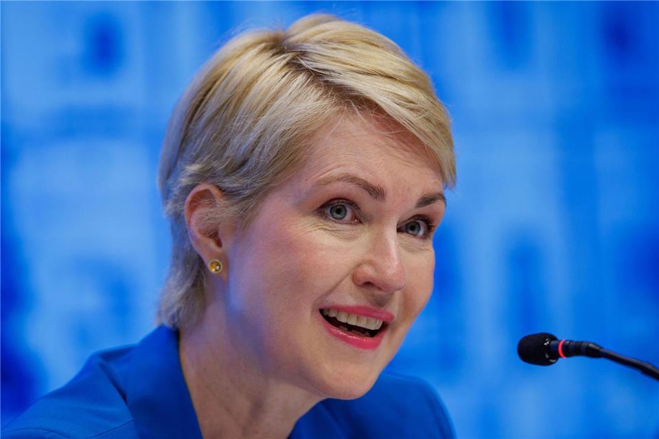 Mecklenburg-Vorpommerns Ministerpräsidentin Manuela Schwesig (SPD) will an der Mehrwertsteuersenkung in der Gastronomie festhalten. (Archivbild)Jens Büttner/dpa