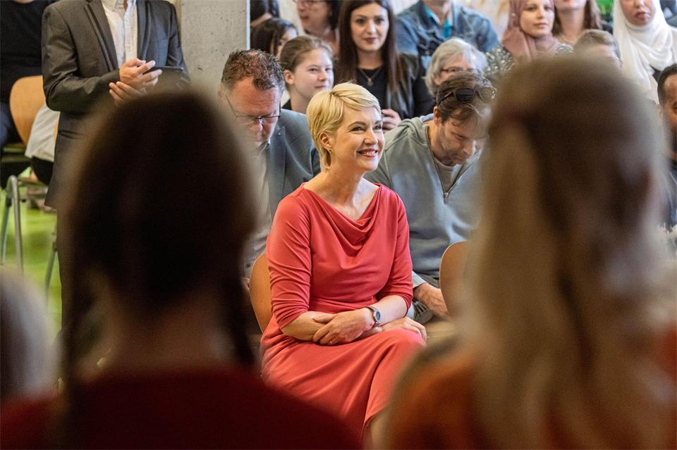 Mecklenburg-Vorpommerns Ministerpräsidentin Manuela Schwesig (SPD) nimmt an einer Einschulungsfeier der Grundschule Lankow teil.Markus Scholz/dpa