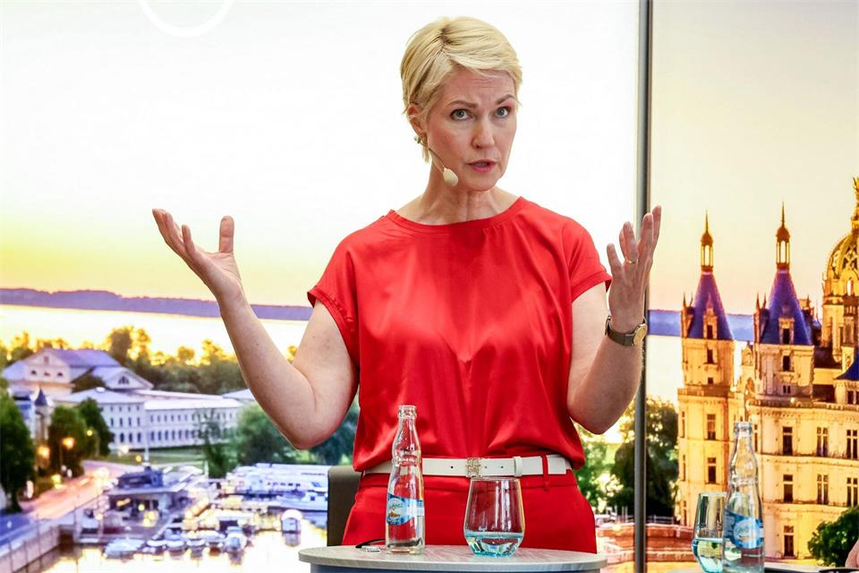 Mecklenburg-Vorpommerns Ministerpräsidentin Manuela Schwesig (SPD) spricht in einer Werkhalle des Kranbauers Liebherr in Rostock über ihre Politik.Bernd Wüstneck/dpa