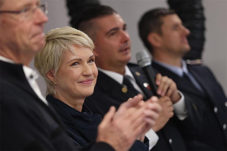 Mecklenburg-Vorpommerns Ministerpräsidentin Manuela Schwesig nimmt an der Einweihung eines neuen Feuerwehrgerätehauses in der Gemeinde Obere Warnow teil.Danny Gohlke/dpa