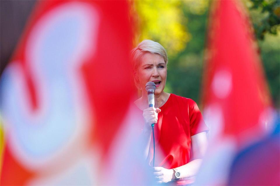 Mecklenburg-Vorpommerns Ministerpräsidentin Manuela Schwesig (SPD) sprach zu den Teilnehmern der Kundgebung in Schwerin.Jens Büttner/dpa