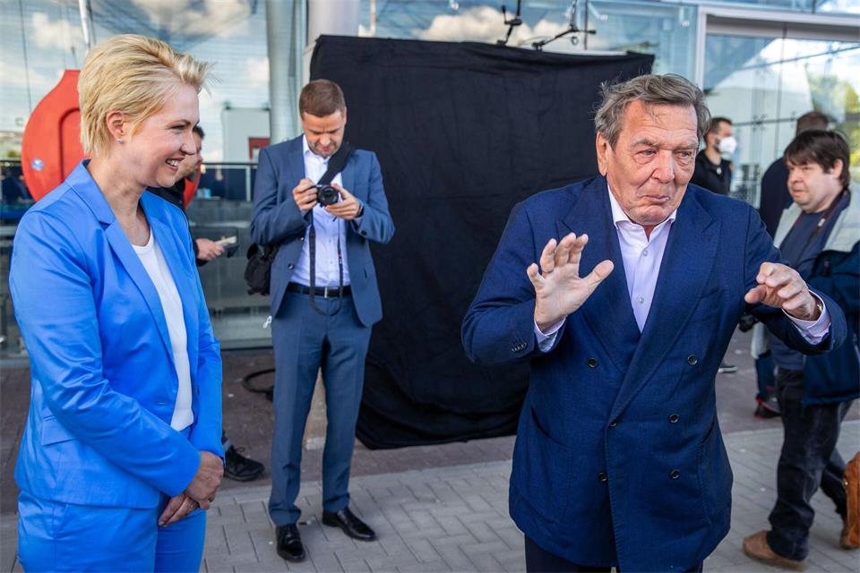 Mecklenburg-Vorpommerns Ministerpräsidentin Manuela Schwesig (SPD) wollte die Ostsee-Pipeline Nord Stream 2 unbedingt. Der frühere Bundeskanzler Gerhard Schröder (SPD) war Aufsichtsratschef der Nord Stream AG. (Archivbild)Jens Büttner/dpa-Zentralbild/dpa