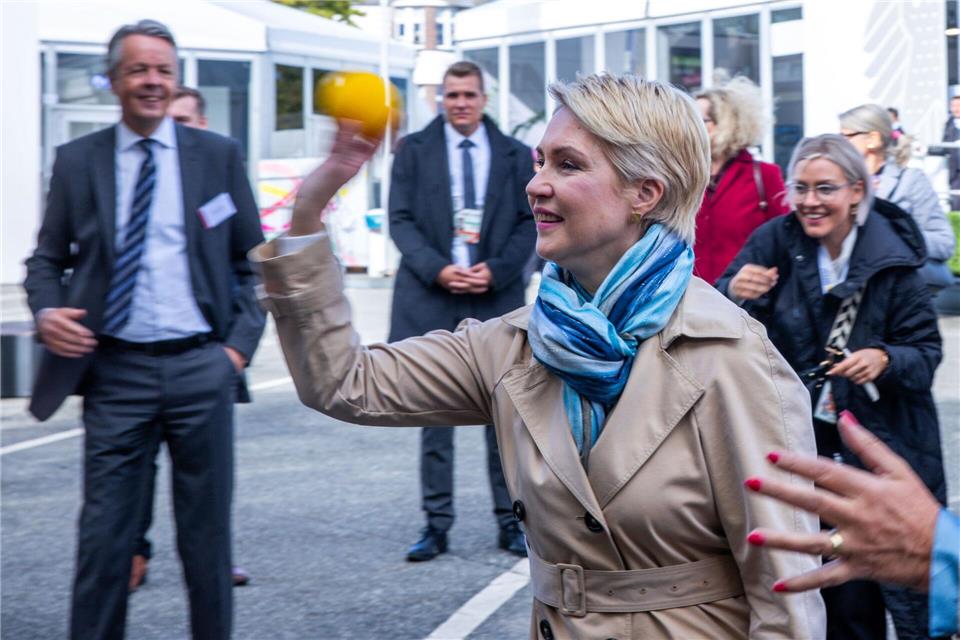 Mecklenburg-Vorpommerns Ministerpräsidentin Manuela Schwesig hat Spaß bei der Eröffnung der Feierlichkeiten zum Tag der Deutschen Einheit in Schwerin. Gefeiert wird drei Tage lang.Jens Büttner/dpa