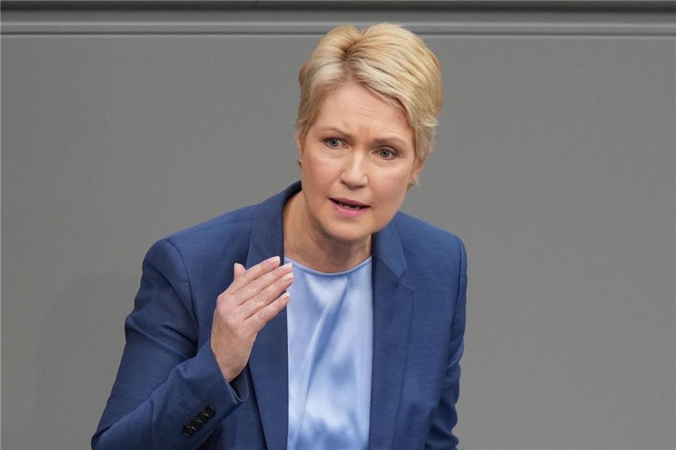Mecklenburg-Vorpommerns Ministerpräsidentin Manuela Schwesig (SPD) ist für die angestrebte Änderung des Grundgesetzes. (Archivbild)Michael Kappeler/dpa