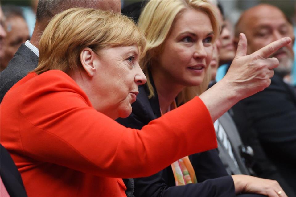 Mecklenburg-Vorpommerns Ministerpräsidentin Manuela Schwesig (SPD) wird Ex-Kanzlerin Angela Merkel (CDU) Ende September mit dem Landesverdienstorden ehren. (Archivbild)Stefan Sauer/dpa-Zentralbild/dpa