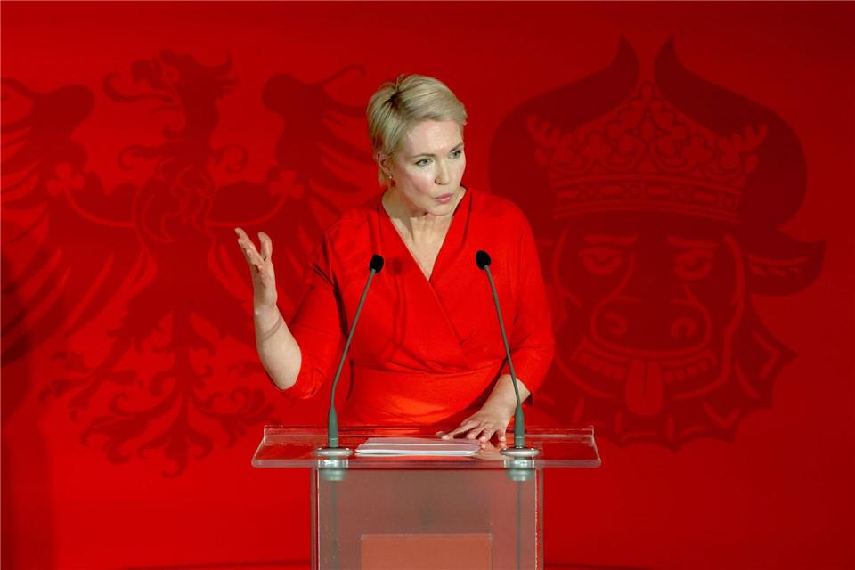 Mecklenburg-Vorpommerns Ministerpräsidentin Manuela Schwesig (SPD) hat eine aktive Verteidigung der Demokratie angemahnt. (Archivbild)Bernd Wüstneck/dpa