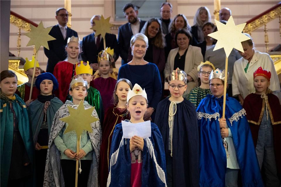 Mecklenburg-Vorpommerns Ministerpräsidentin Manuela Schwesig (SPD) bekommt Besuch von jungen Sternsingerinnen und Sternsingern. Philip Dulian/dpa