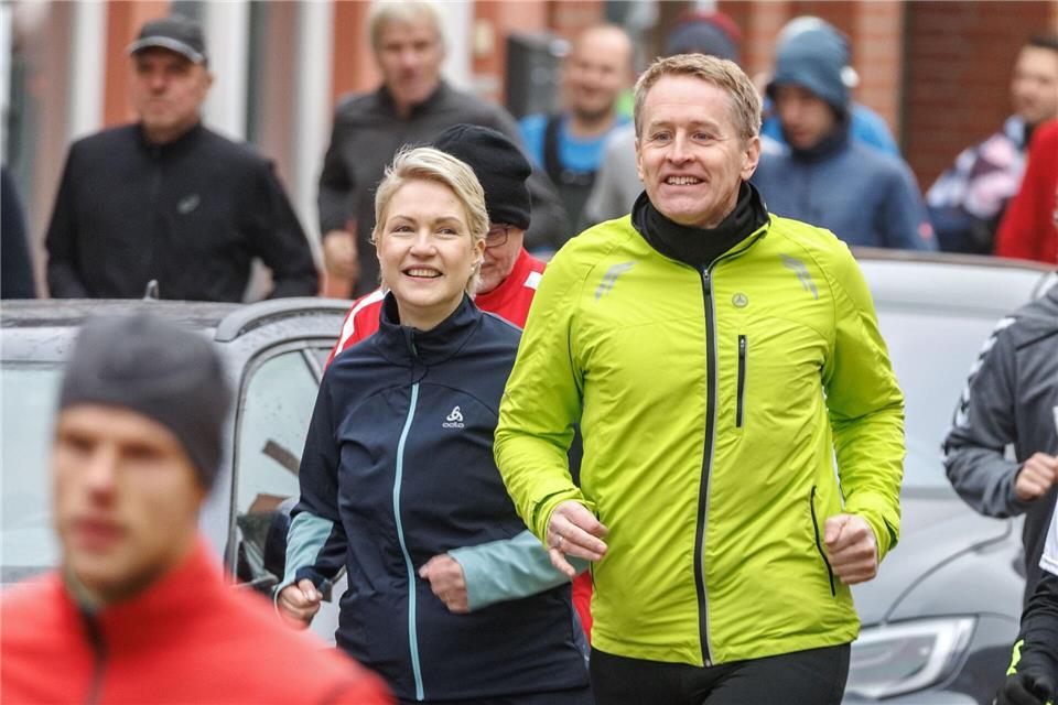 Mecklenburg-Vorpommerns Ministerpräsidentin Schwesig (SPD) und Schleswig-Holsteins Ministerpräsident Günther (CDU) laufen trotz unterschiedlicher Parteizugehörigkeit in eine Richtung, wenn es um norddeutsche Interessen geht. (Archivbild)Markus Scholz/dpa