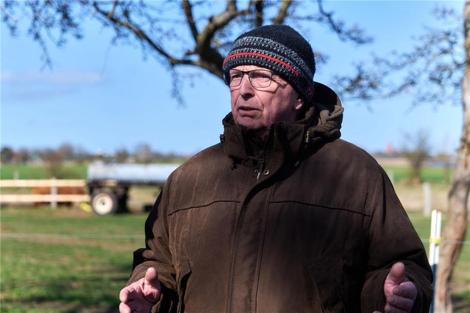 Mecklenburg-Vorpommerns Umweltminister Till Backhaus (SPD) lässt prüfen, ob der gestrandete Wal eventuell mit einem Katamaran in tieferes Gewässer gebracht werden könnte.Marcus Golejewski/dpa