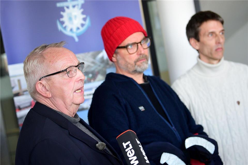 Mecklenburg-Vorpommerns Umweltminister Till Backhaus (SPD, l) will die Anfeindungen gegen Hilfskräfte nicht hinnehmen. (Archivbild)Daniel Bockwoldt/dpa