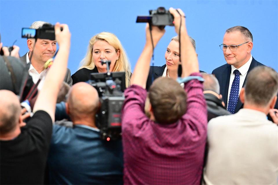 Medienandrang in Berlin: Weidel und Chrupalla mit Holm und Brinker nach den Wahlen vor der BundespressekonferenzSebastian Gollnow/dpa