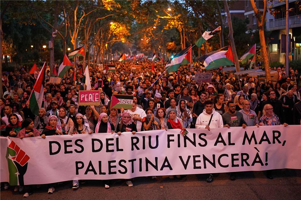 Streiks und Demos in Spanien gegen Israel wegen Gaza Medienberichten zufolge beteiligten sich in Spanien vor allem Studenten an den Protesten gegen Israel und Solidaritätskundgebungen für Palästinenser.Bernat Armangue/AP/dpa