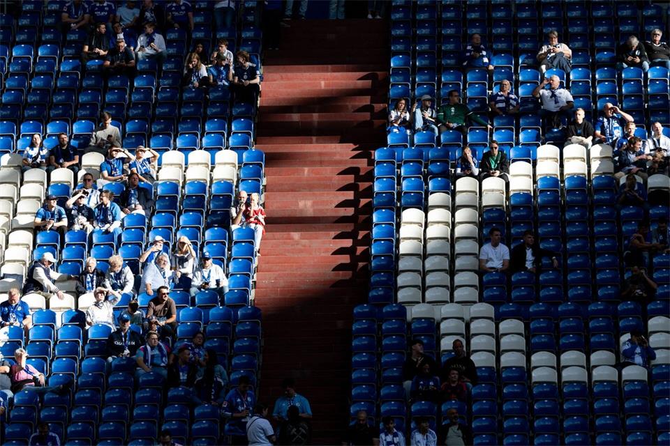 Medienberichten zufolge kam es vor der Partie zwischen Schalke und Bayern zu einer Auseiandersetzung beider Fanlager. Fabian Strauch/dpa