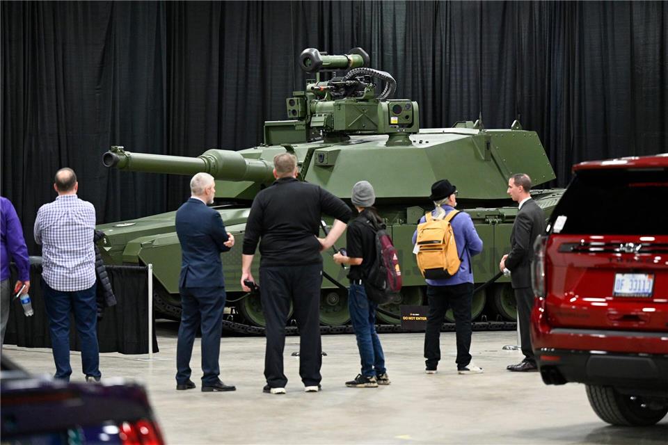 Medienvertreter betrachten den Prototyp eines Panzers auf der Detroit Auto Show.Jose Juarez/AP/dpa