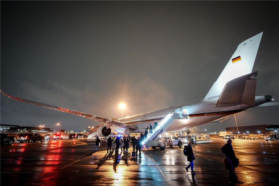 Medienvertreter kommen mit dem Airbus A350 der Luftwaffe auf dem internationalen Flughafen Washington-Dulles an. Der Kanzler trifft sich heute zum zweiten Mal mit dem US-Präsidenten im Weißen Haus.Kay Nietfeld/dpa