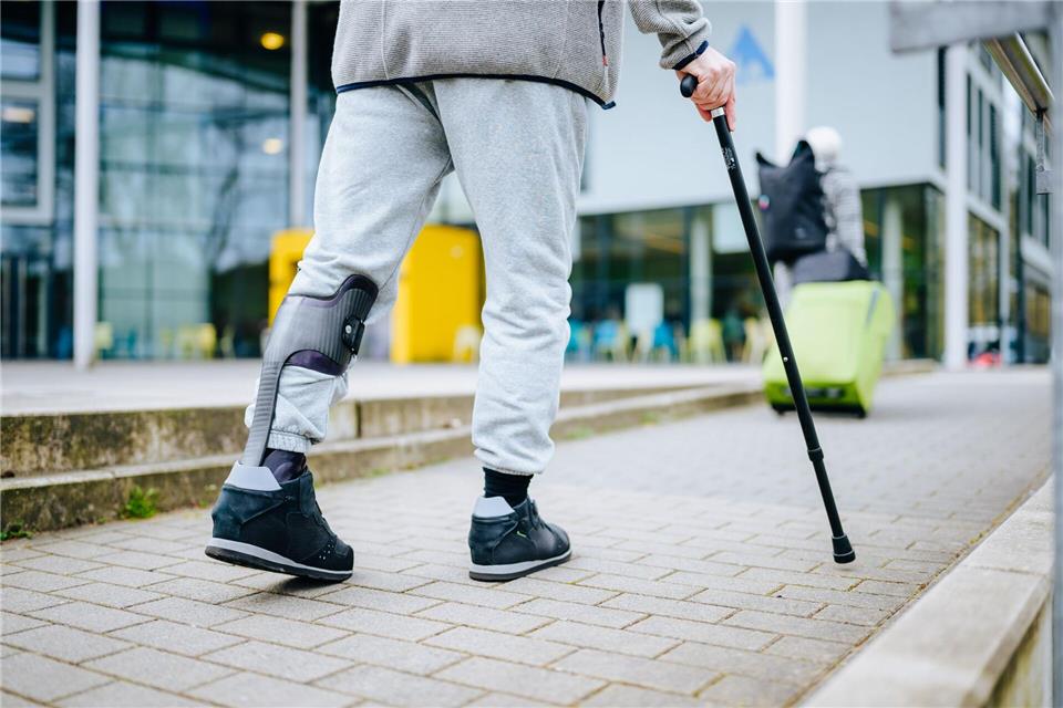 Medikamente, Physiotherapie und Hilfsmittel: Diese drei Dinge können das Leben mit einer spastischen Bewegungsstörung leichter machen. Besim Mazhiqi/Stiftung Deutsche Schlaganfall-Hilfe/dpa-tmn