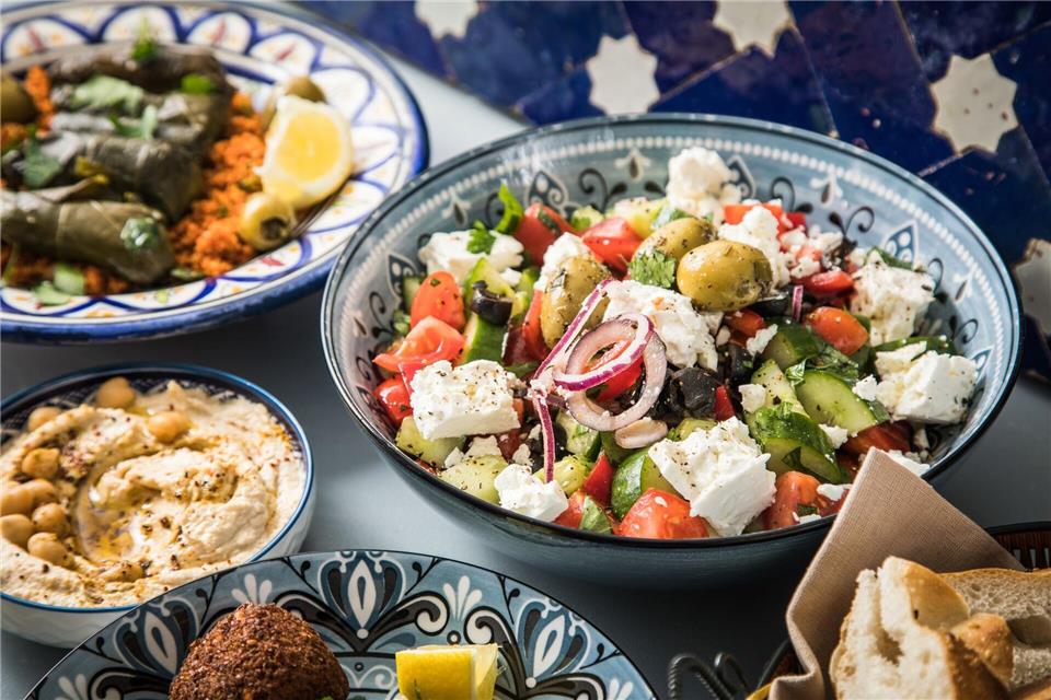 Mediterrane Ernährung: Viele Ballaststoffe, Obst und Gemüse, Nüsse, Samen und Öle wirken sich positiv auf das Mikrobiom im Darm aus. picture alliance/dpa/dpa-tmn