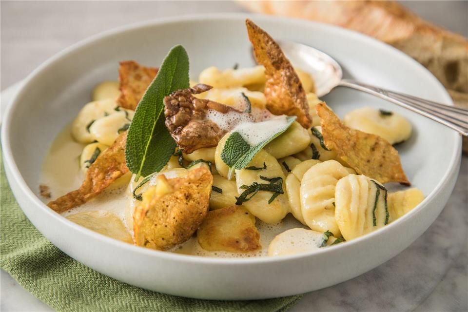 Mediterraner Genuss: Die Mischung aus Salbei und Butter passt perfekt zu Gnocchi, und sorgt für ein aromatisches, feines Geschmackserlebnis.Christin Klose/dpa-tmn