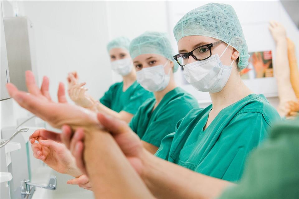 Medizinertest als Chance: Ein gutes Ergebnis kann die Chancen auf einen Studienplatz deutlich verbessern.Julian Stratenschulte/dpa/dpa-tmn