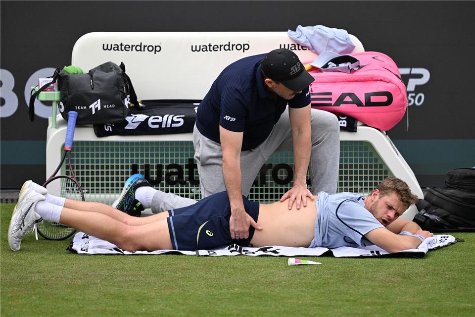 Medizinische Auszeit für Hanfmann: Der deutsche Tennisprofi ließ sich im dritten Satz behandeln.Marijan Murat/dpa