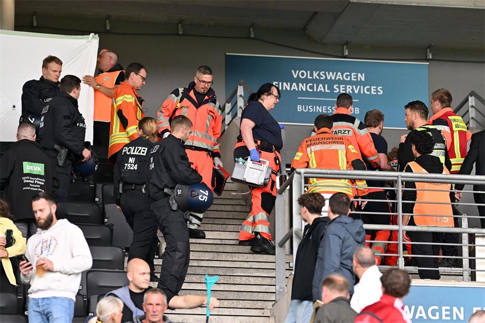 Medizinische Einsatzkräfte versuchen in Braunschweig einen Fan zu retten. Das gelingt nicht.Swen Pförtner/dpa