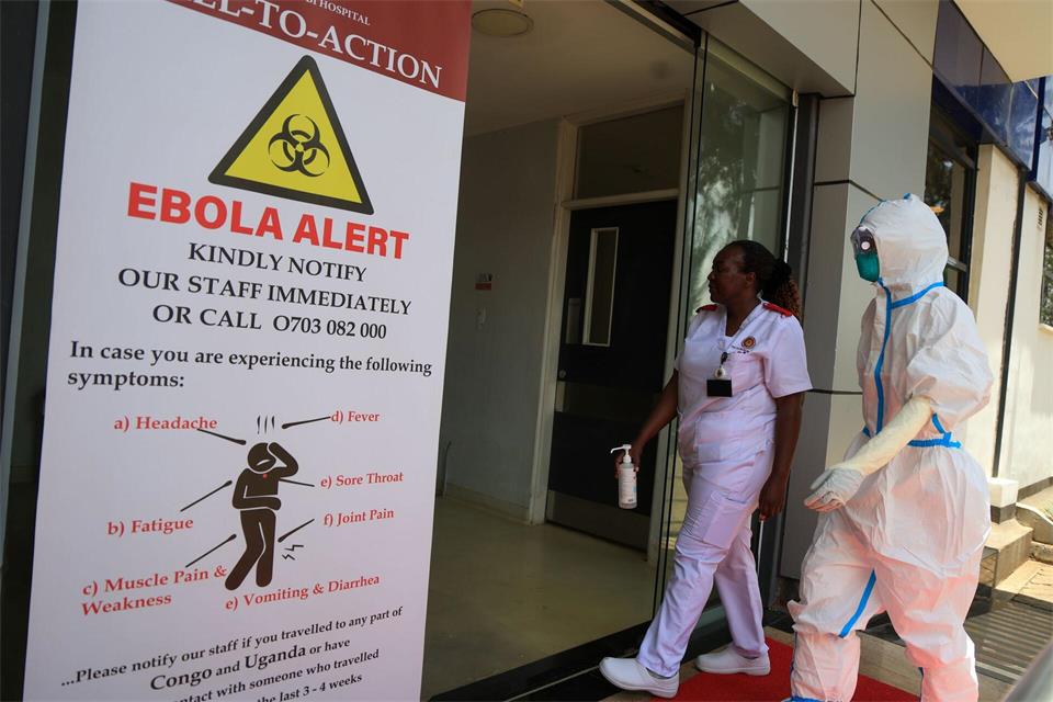 Medizinisches Personal geht vor einer Ebola-Isolationsstation im Nairobi Hospital. (Archivbild)Andrew Kasuku/AP/dpa
