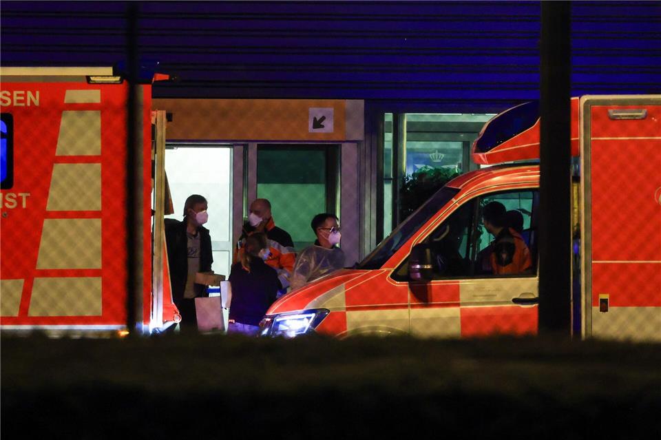 Medizinisches Personal nimmt deutsche Passagiere der „Hondius“ in den Niederlanden in Empfang.Christoph Reichwein/dpa