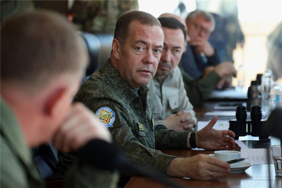 Medwedew wirft der Bundesregierung die Unterdrückung der Opposition in Deutschland vor. (Archivbild)Ekaterina Shtukina/Pool Sputnik via AP/dpa