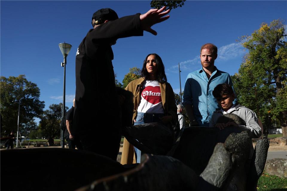 Meghan präsentierte sich in lässiger Kleidung - und einem T-Shirt mit der Aufschrift „Mama“.Con Chronis/AAP/dpa