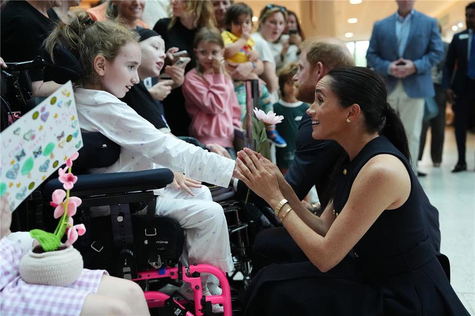 Meghan und Harry besuchten Patienten einer Kinderklinik und deren Angehörige.Jonathan Brady/PA Wire Pool/dpa