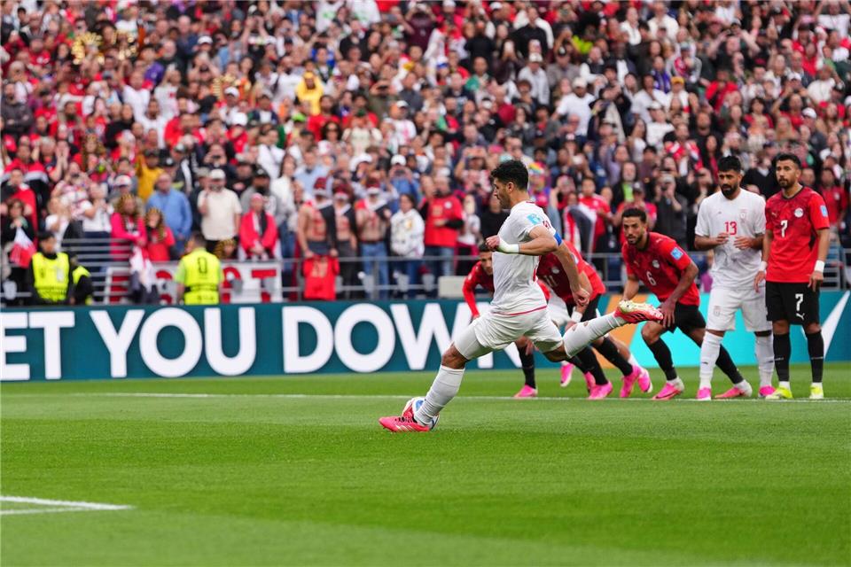 Mehdi Taremi verschoss in der ersten Halbzeit einen Elfmeter.Manu Fernandez/AP/dpa