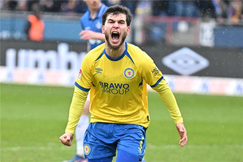 Mehmet Aydin (Eintracht Braunschweig) feiert sein Tor zum 1:0.Swen Pförtner/dpa